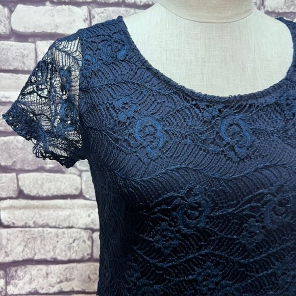 Lynn Ryan Navy Lace Short Sleeve Top Size M - Picture 2 of 8